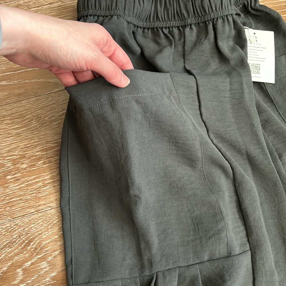 new! Flygo gray loose/drapey wide leg flowy pants with cargo pockets, size small - Picture 3 of 9